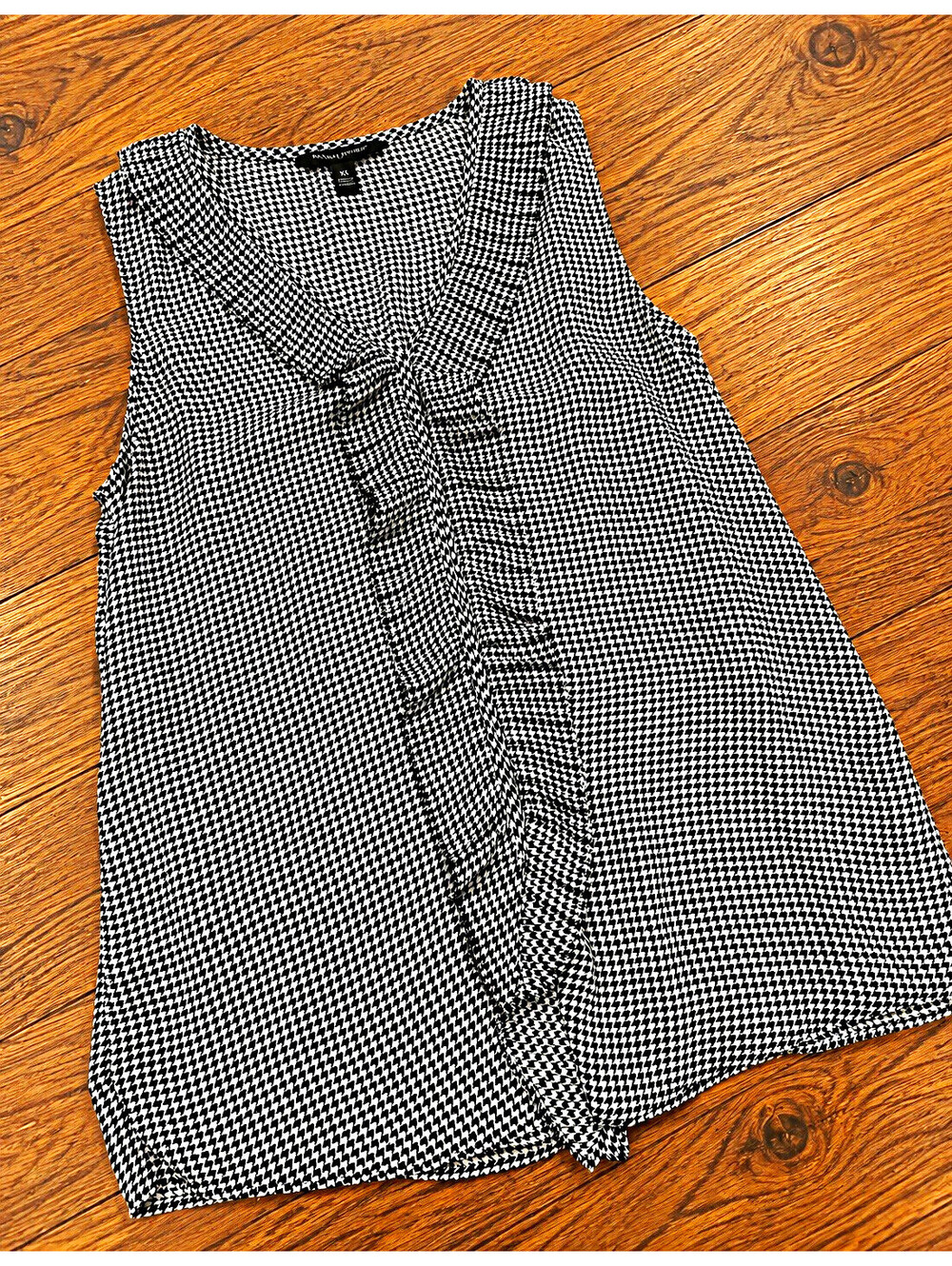 Banana Republic Women’s Black/White Houndstooth V-Neck Ruffle Blouse XS